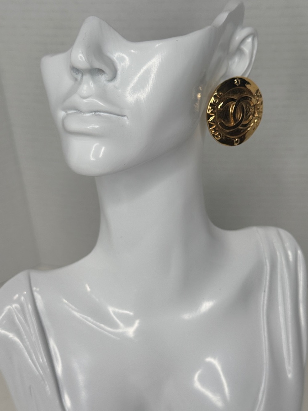 Chanel 1994 CC Logo Clip-On Earrings Gold Tone Round Vintage - Picture 2 of 12